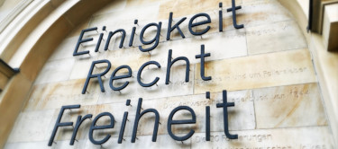 Einigkeit – Recht – Freiheit. Schriftzug am Portikus des Niedersächsischen Landtages in Hannover